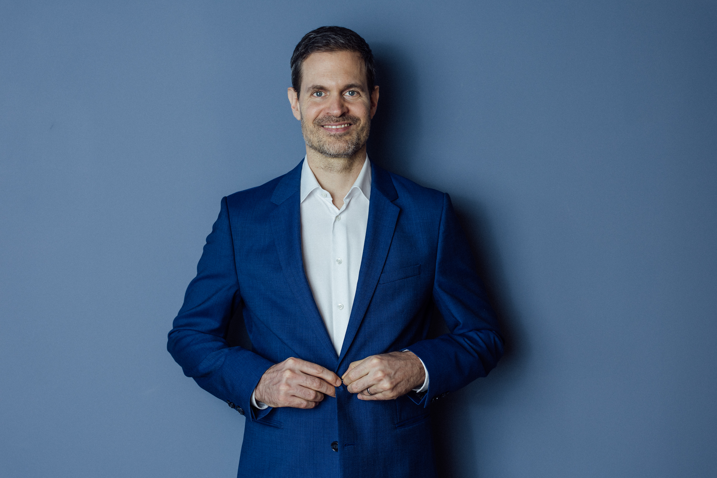 Benjamin Otto im Anzug