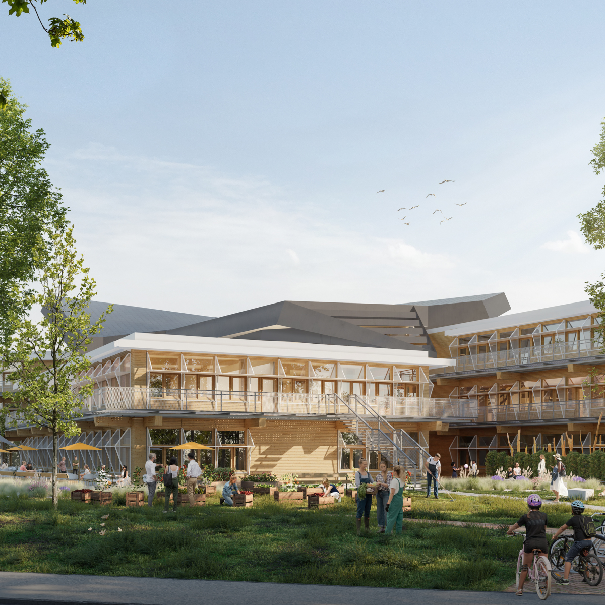 Modernes zweistöckiges Gebäude mit Holz- und Glasfassade, umgeben von Menschen, die im Garten arbeiten, und Kindern, die an einem sonnigen Tag Fahrrad fahren.