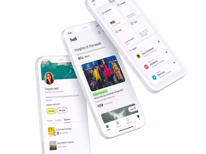 Drei Smartphones, auf denen die Benutzeroberfläche der Holi-App mit Benutzerprofilen, wöchentlichen Einblicken, Community-Bereichen und einer Aufgabenliste angezeigt wird.